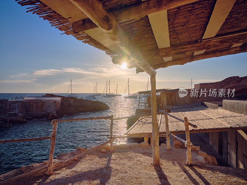 Es Calonet, Cala Tarida，日落时渔民小屋的风景组，伊比沙岛，西班牙